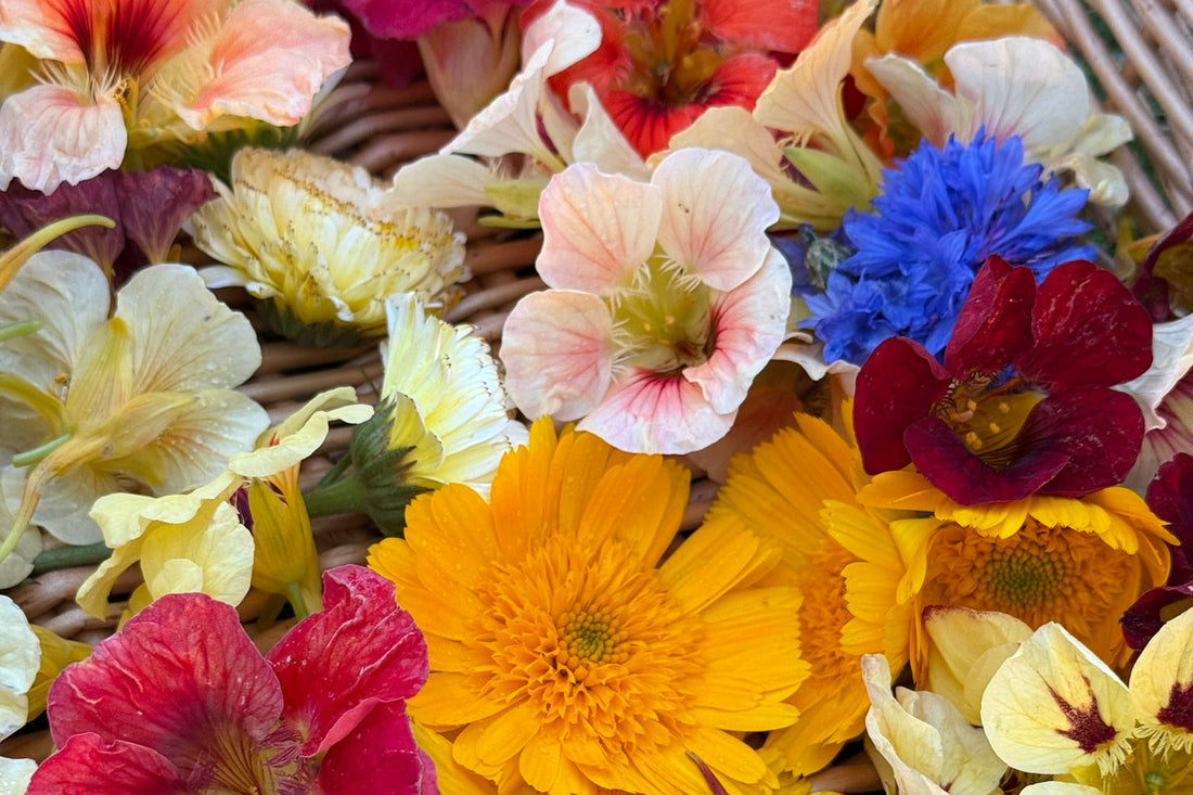 BLOMSTER I MADEN - 5 SMUKKE MÅDER AT BRUGE SOMMERBLOMSTER PÅ