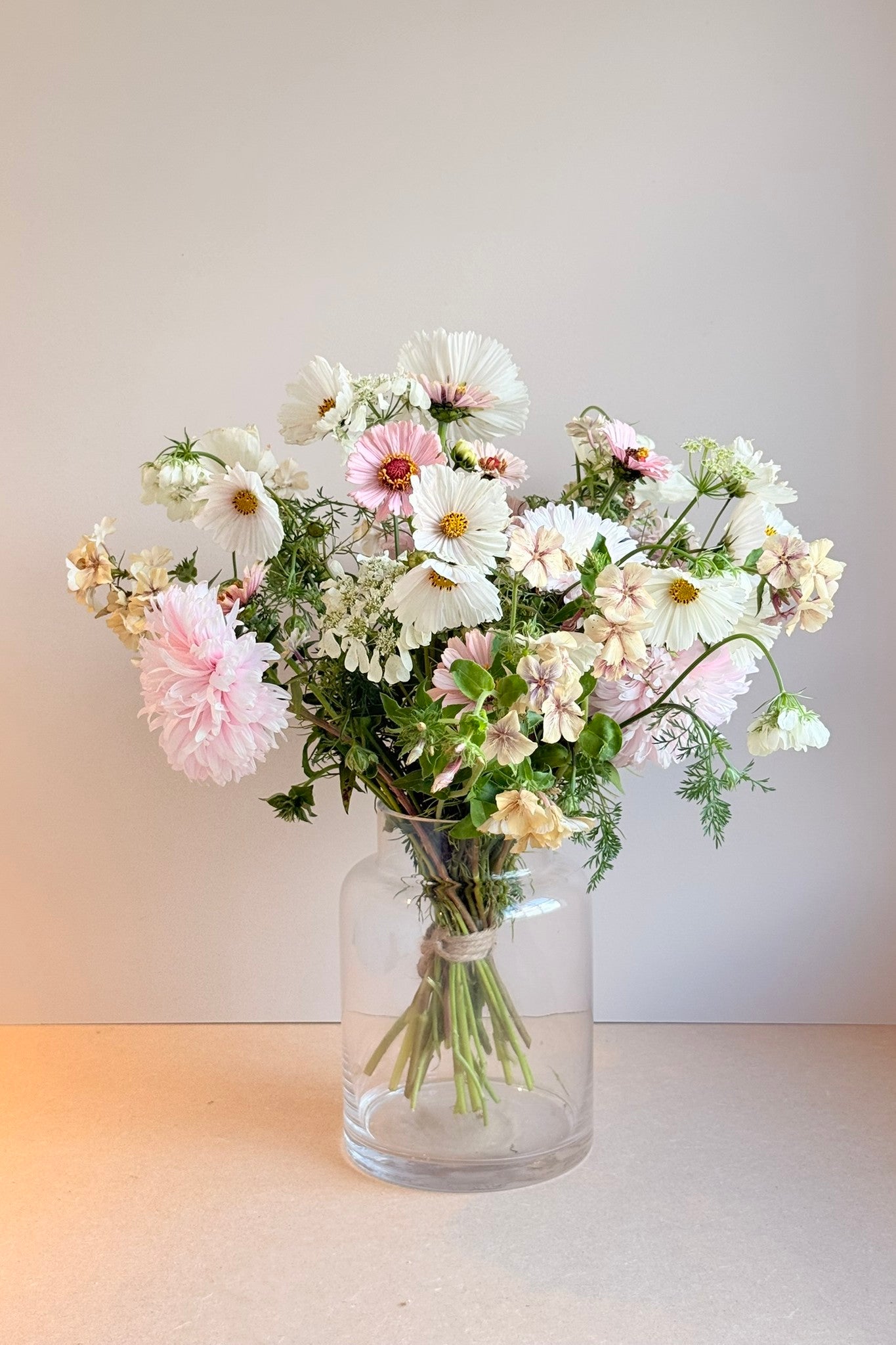 White Rosie Blush - Buketforslag - til din skærehave her vist på billede 1 fra Frk. Grønt